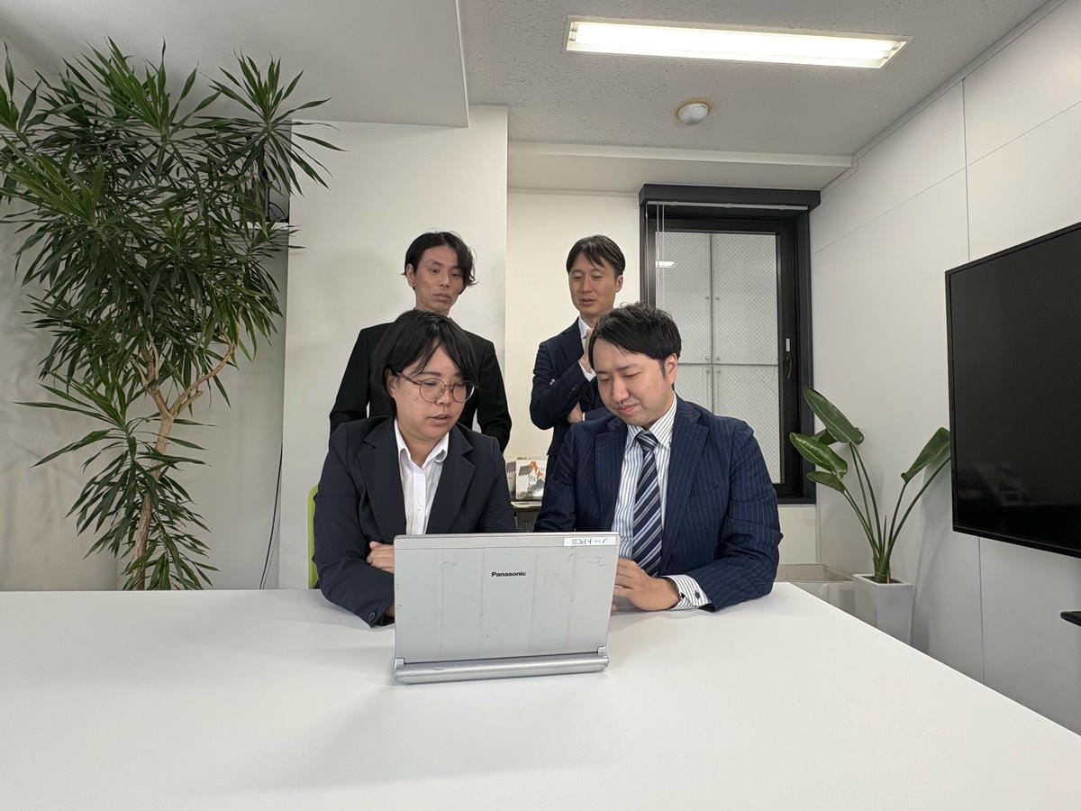 PCをみて分析しているコノイエ