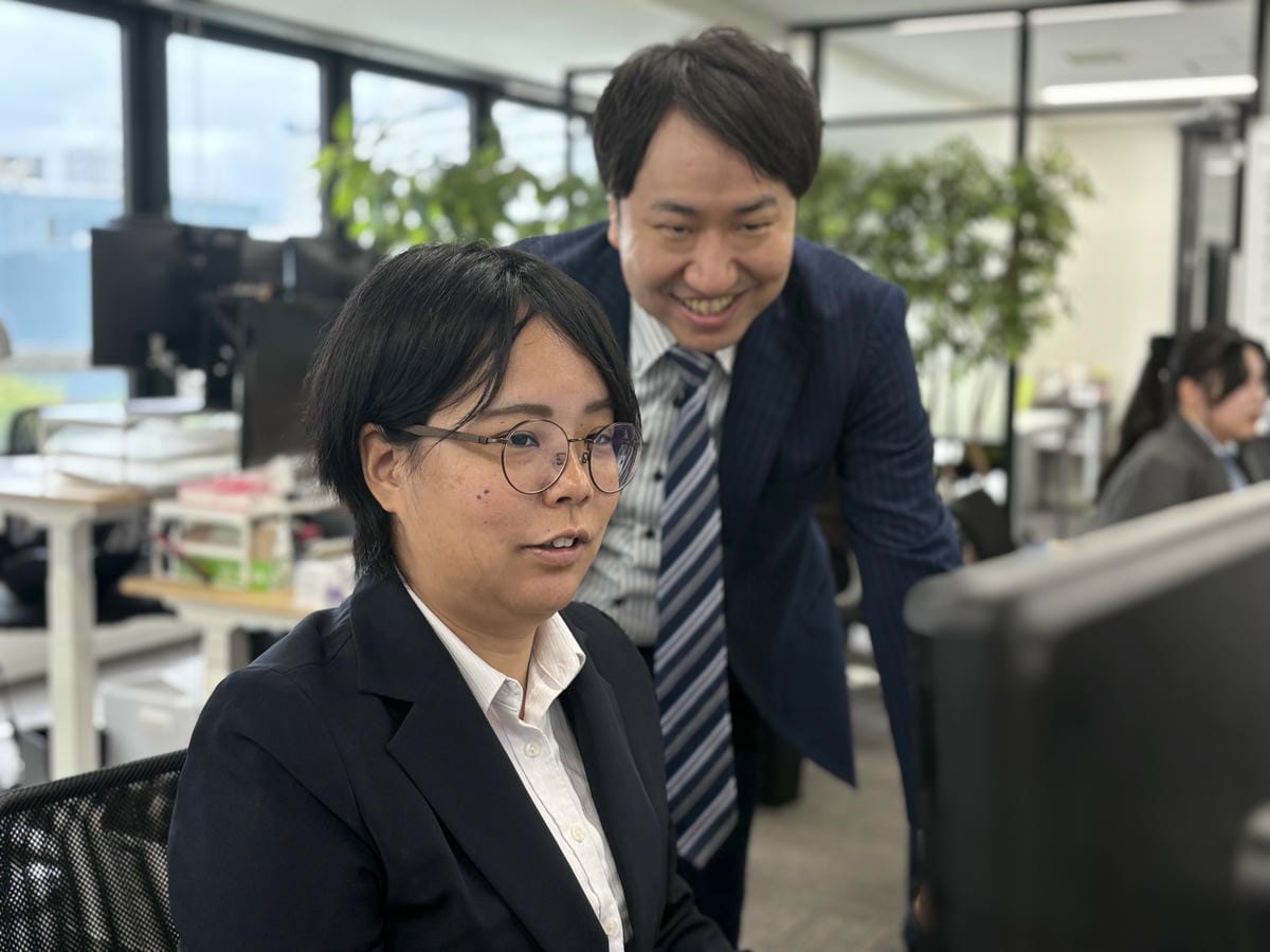 PCを見る岡田社員